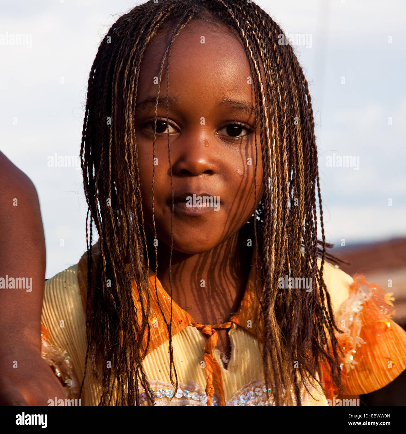 Jeune fille aux cheveux pané, du Rwanda, de Nyamirambo, à Kigali Banque D'Images