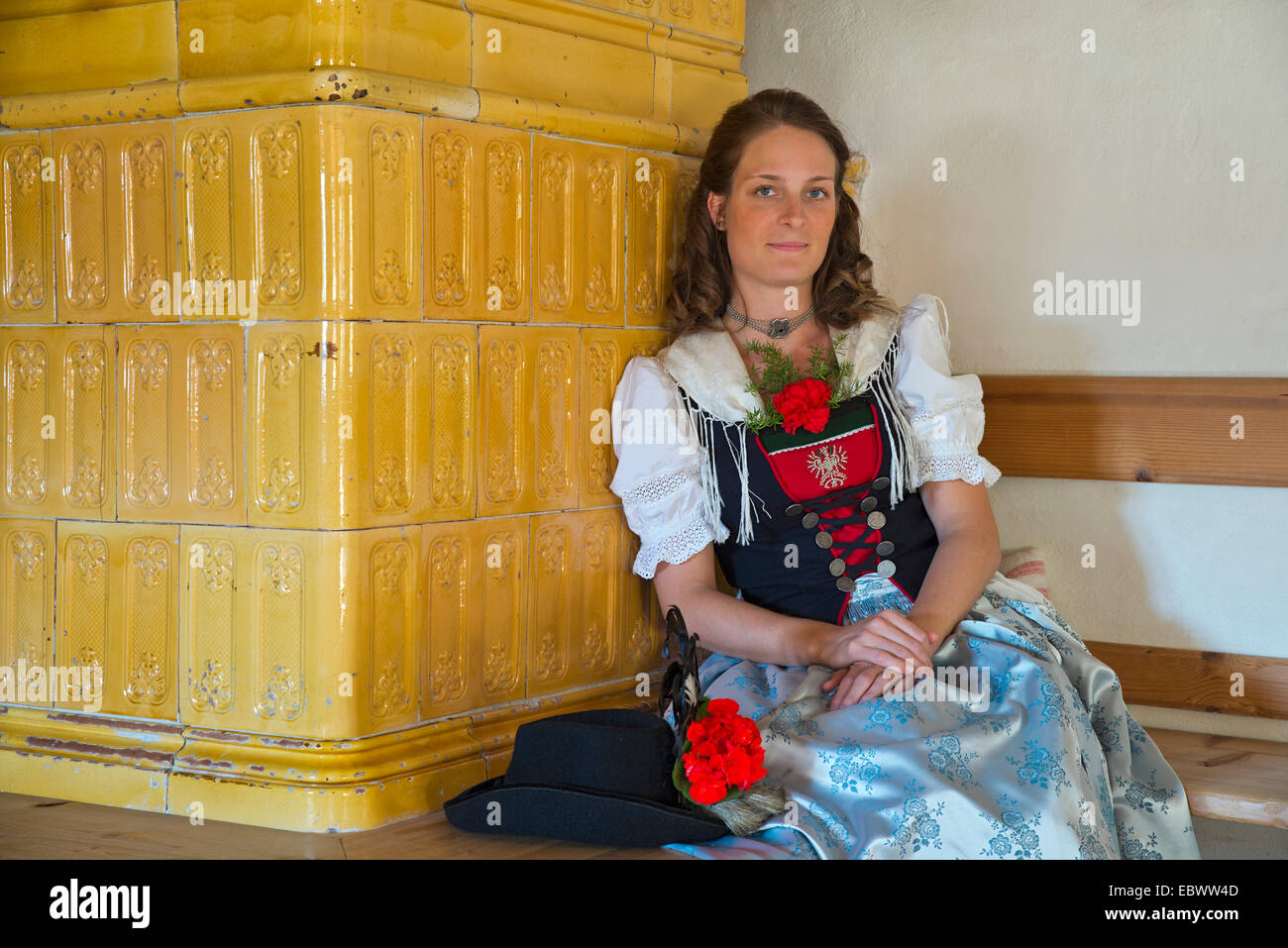 Michaela Eichhorst, sutler du Schützen Aschbacher, vêtu d'un costume traditionnel tyrolien typique de la région d'Achensee Banque D'Images