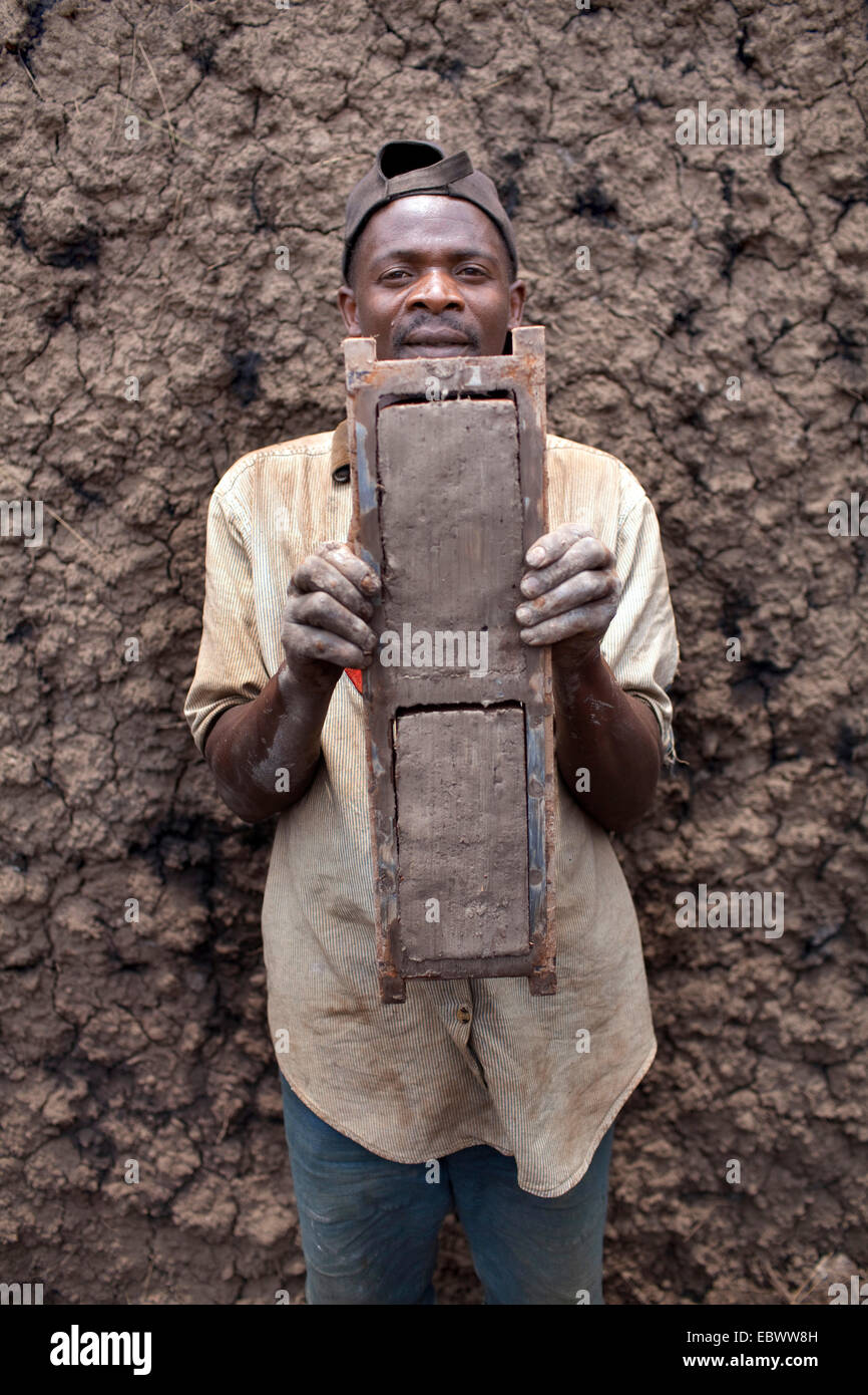 Travailleur avec moule pour former des briques de boue avec qui sont ensuite brûlés dans un four traditionnel, Burundi, Kabezi, Kabezi Banque D'Images