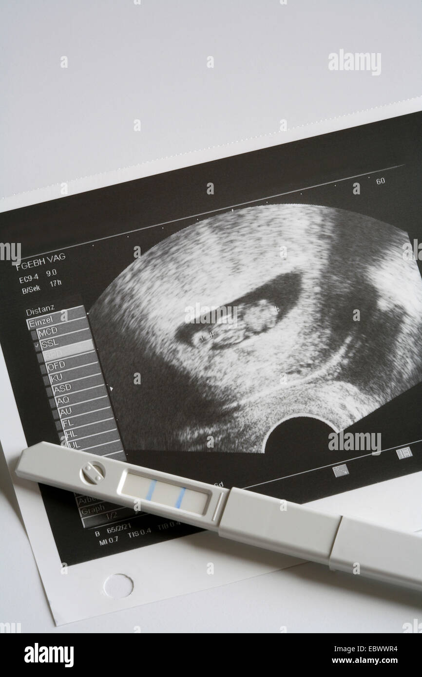 Test de grossesse positif et scan ultrasonique Photo Stock Alamy