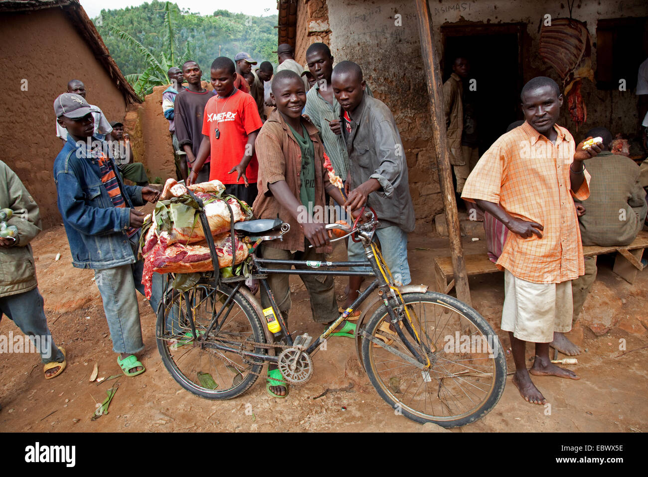 L'homme avec la viande fraîche sur porte vélo sur un marché, au Burundi, Bujumbura Rural, Bugarama Banque D'Images