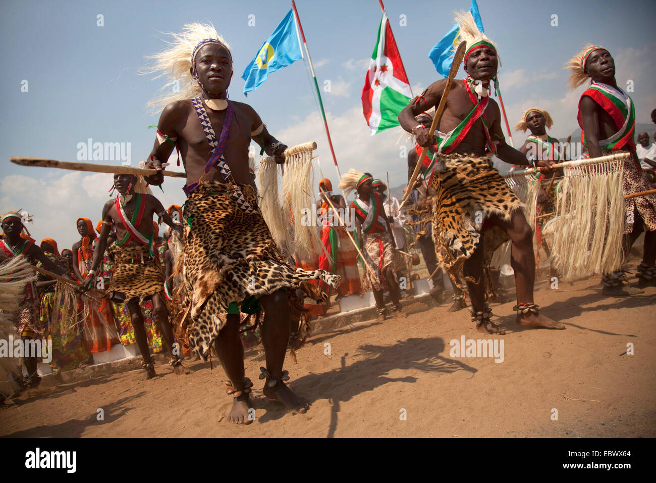 Des danseurs traditionnels ('Tambourinaires') dansant sur le "Boulevard de l'Indpendace» sur Independance Day (Juillet 1), le Burundi, Bujumbura, Bujumbura Marie Banque D'Images