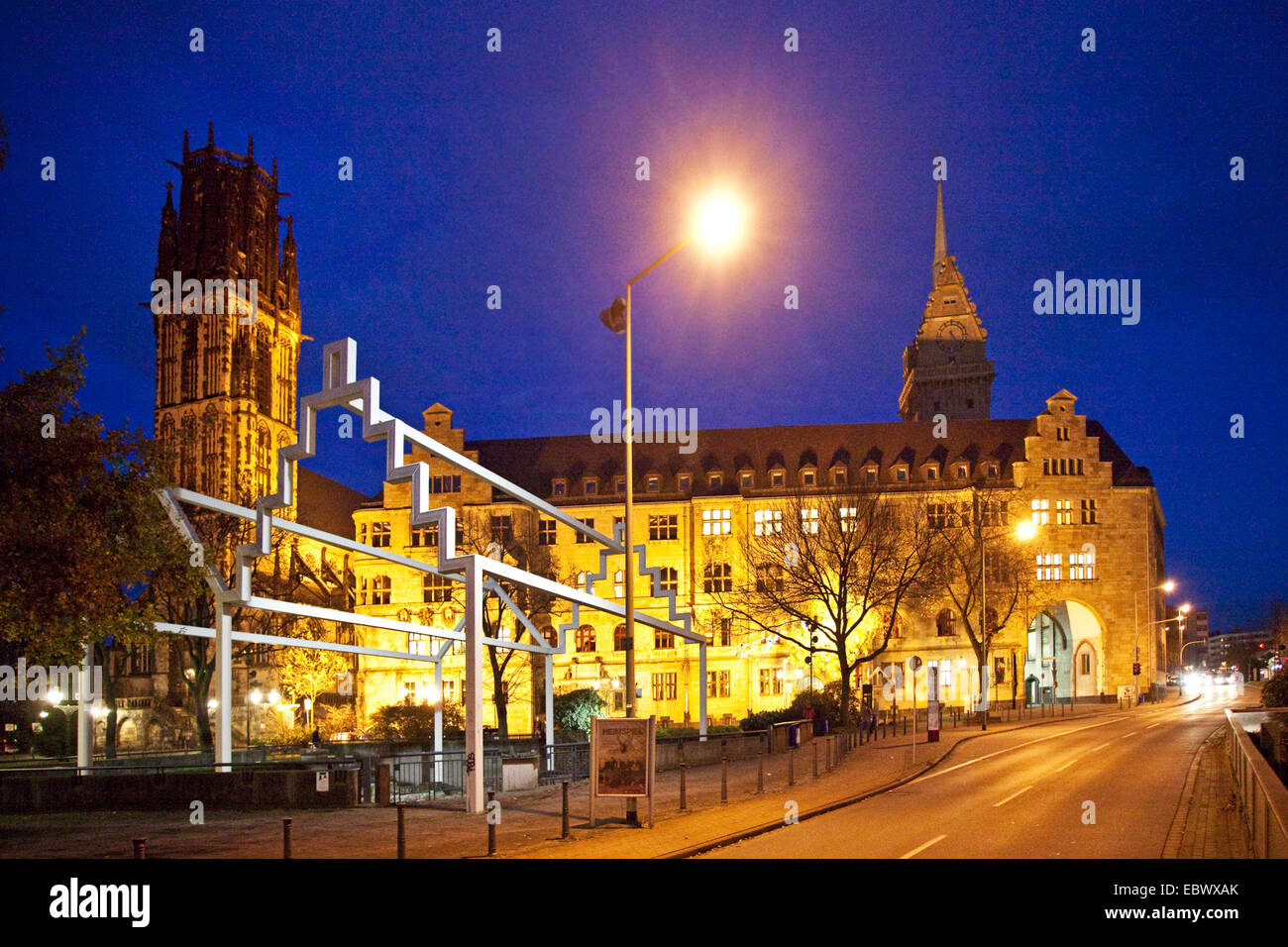 Place du vieux marché avec Salvator Church et l'hôtel de ville à l'heure bleue, l'Allemagne, en Rhénanie du Nord-Westphalie, région de la Ruhr, Duisburg Banque D'Images