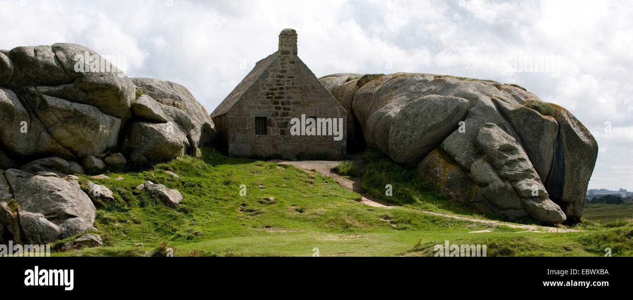 Maison entre les rochers à Meneham, France, Bretagne Banque D'Images