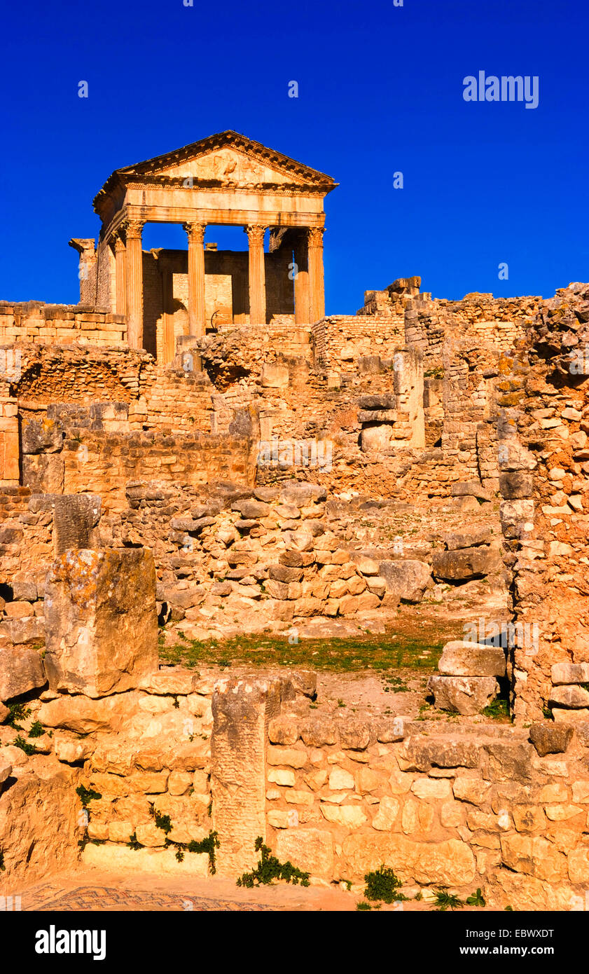 Forum et Temple Capitol historique en 2e siècle, vestiges romains de Dougga, Tunisie Banque D'Images