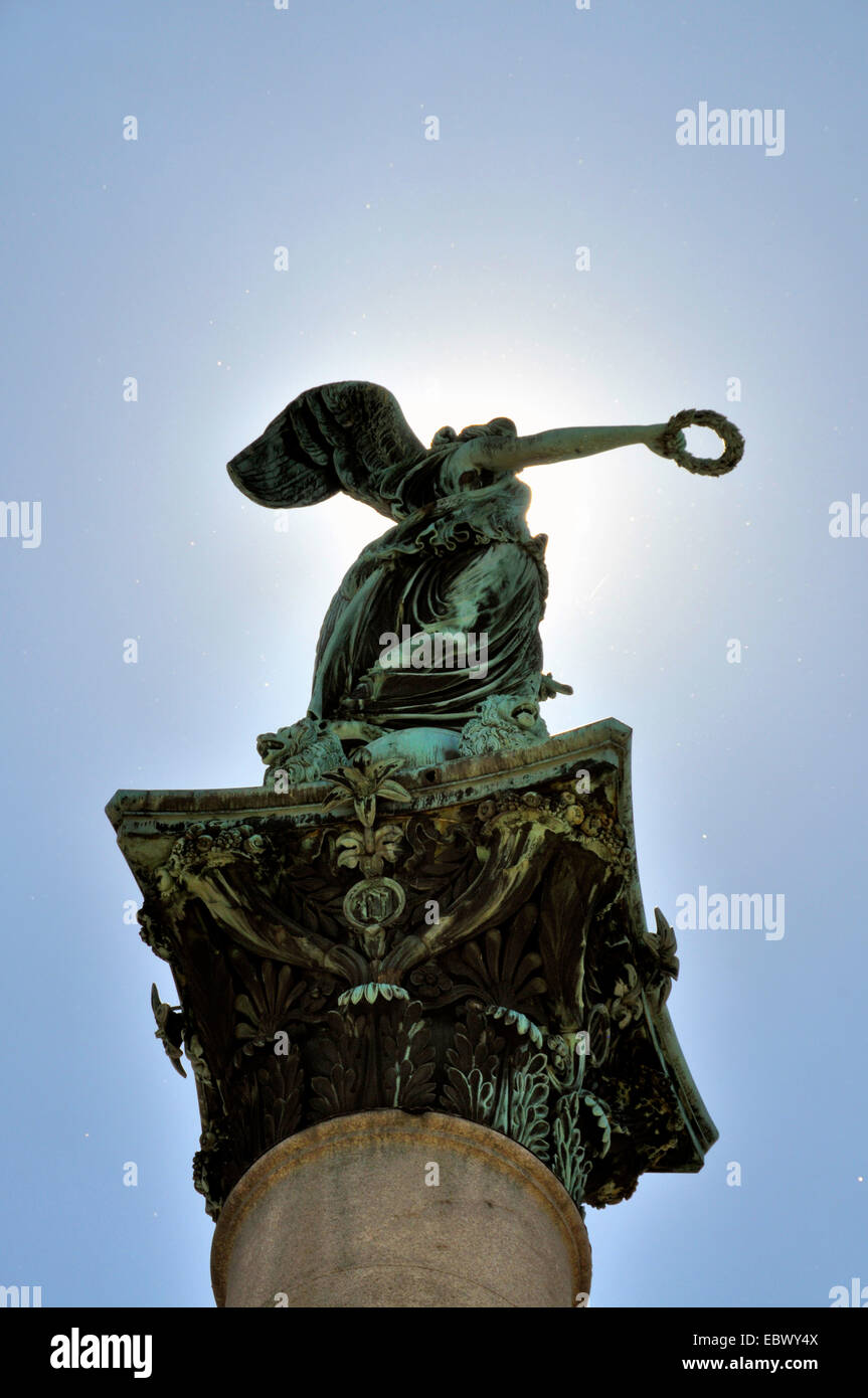 Statue de la déesse sur Concordia haut de l'Jubilaeumssaeule sur la Schlossplatz, Allemagne, Bade-Wurtemberg, Stuttgart Banque D'Images