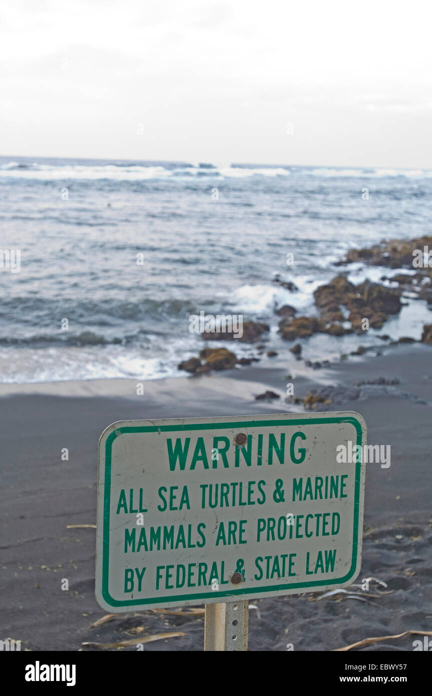 Panneau d'avertissement à Punaluu Beach, plage de sable noir, USA, Hawaii, Punaluu Beach Banque D'Images