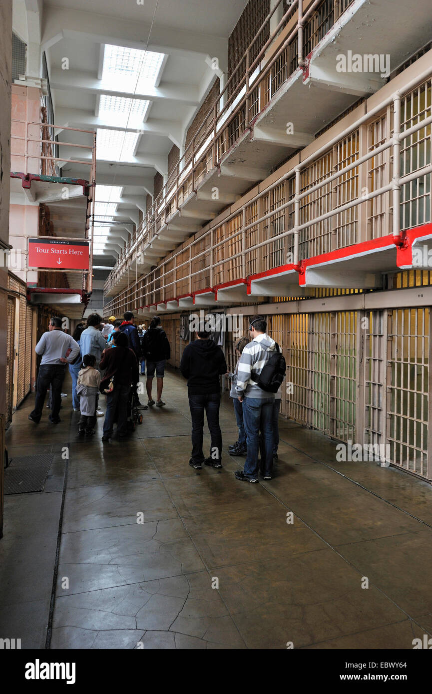 Les touristes dans un ancien bloc de cellules d'une prison, USA, Californie, l'île d'Alcatraz Banque D'Images