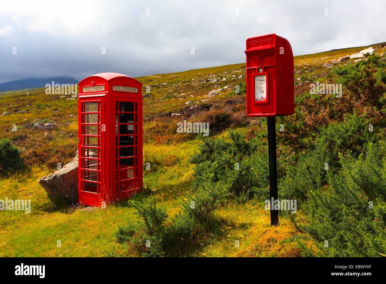 Boîte de téléphone rouge et rouge postbox dans les Highlands écossais, Royaume-Uni, Ecosse, Sutherland Banque D'Images