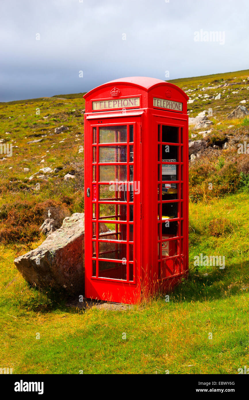 Boîte de téléphone rouge dans les Highlands écossais, Royaume-Uni, Ecosse, Sutherland Banque D'Images