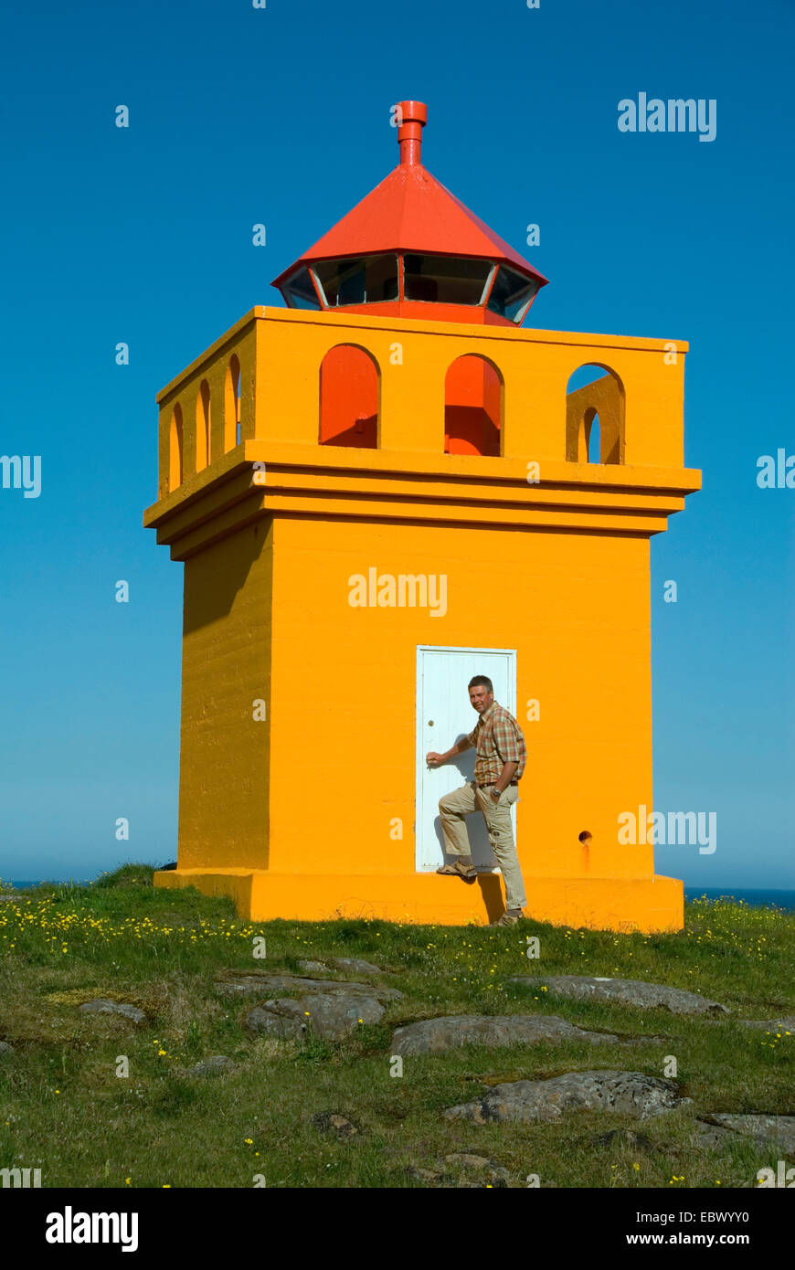 L'homme devant le phare, l'Islande, Ostfjorde Hafnarnes Banque D'Images