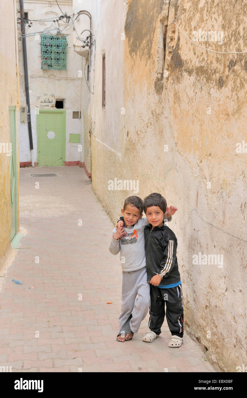 Deux enfants dans une cour, Maroc, Medina, Sefrou Banque D'Images