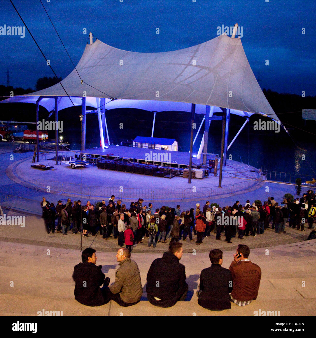 Personnes sur l'événement 'Extraschicht 2010' en face de l'amphithéâtre de Nordsternpark, Allemagne, Rhénanie du Nord-Westphalie, région de la Ruhr, Bochum Banque D'Images