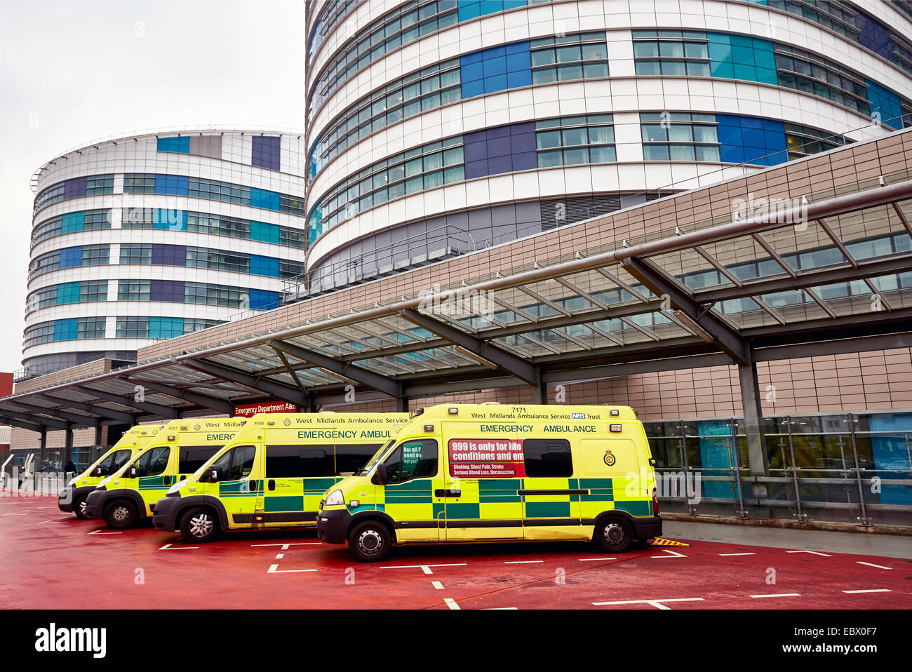 Les Ambulances du NHS attendre à l'extérieur de l'hôpital de Birmingham et QE Accident service d'urgence ou d'ag dept. Midlands de l'ambulance. Banque D'Images
