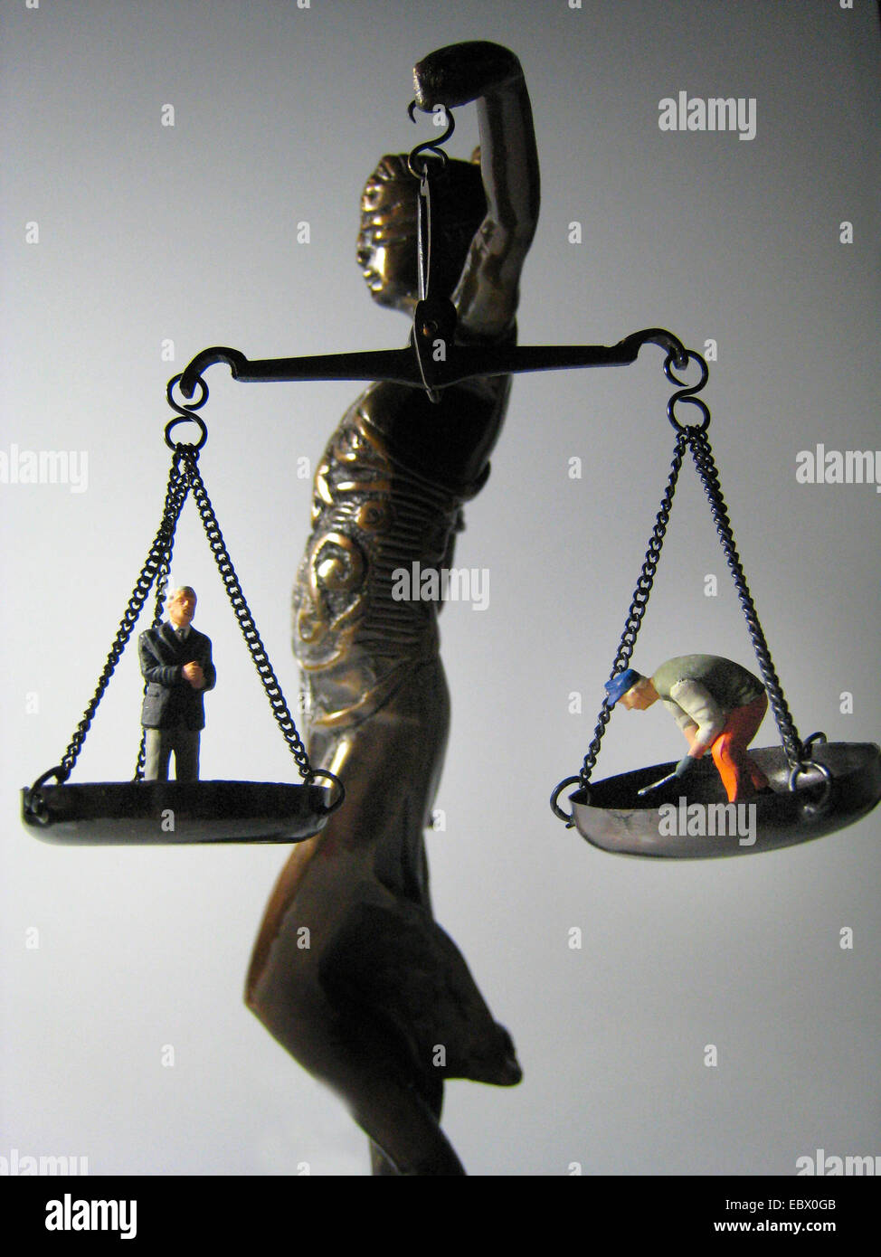 Photo symbole de la 'justice sociale' : Dame Justice avec manager et travailleur Banque D'Images
