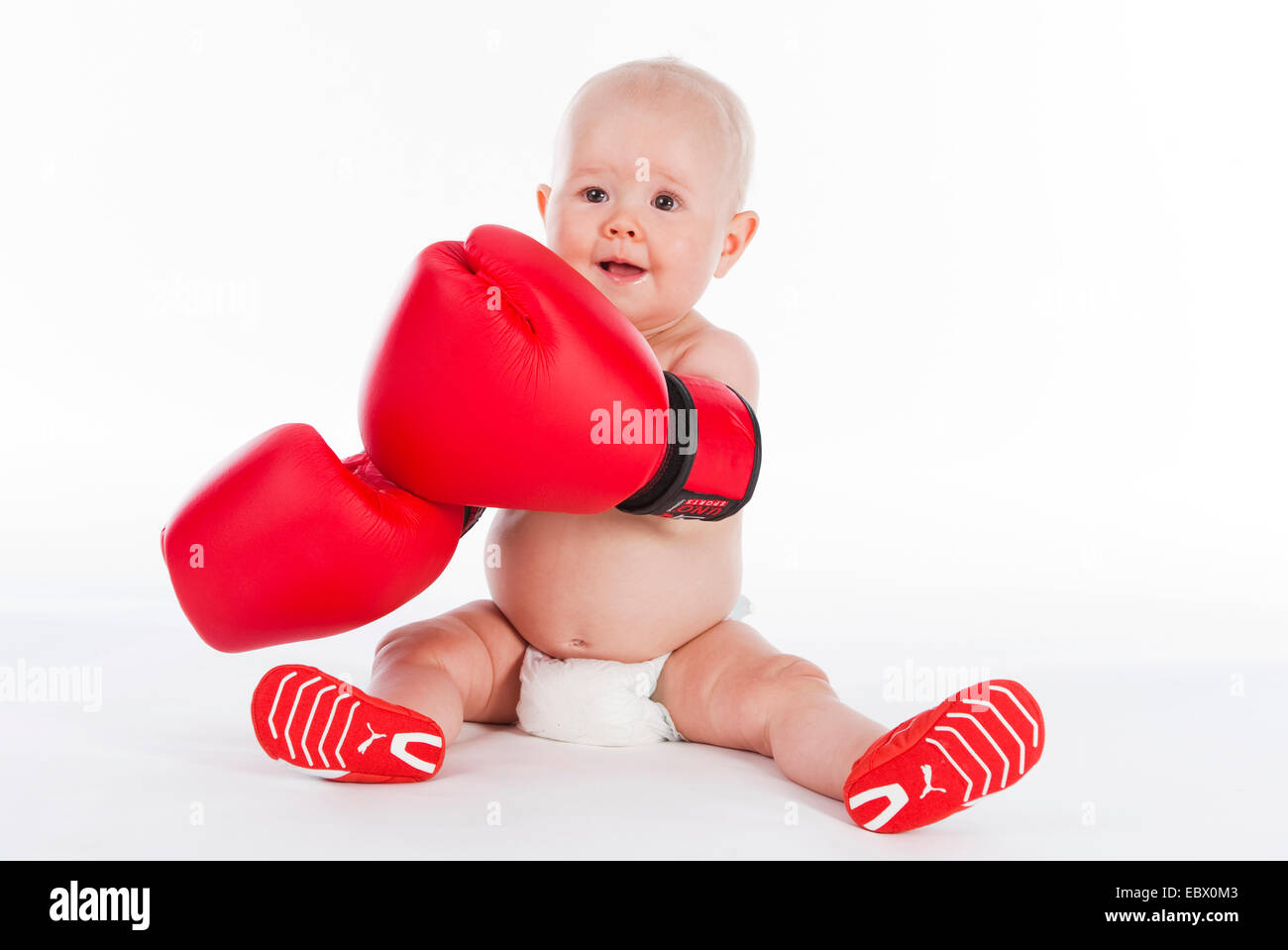 Bebe Avec Des Gants De Boxe Photo Stock Alamy