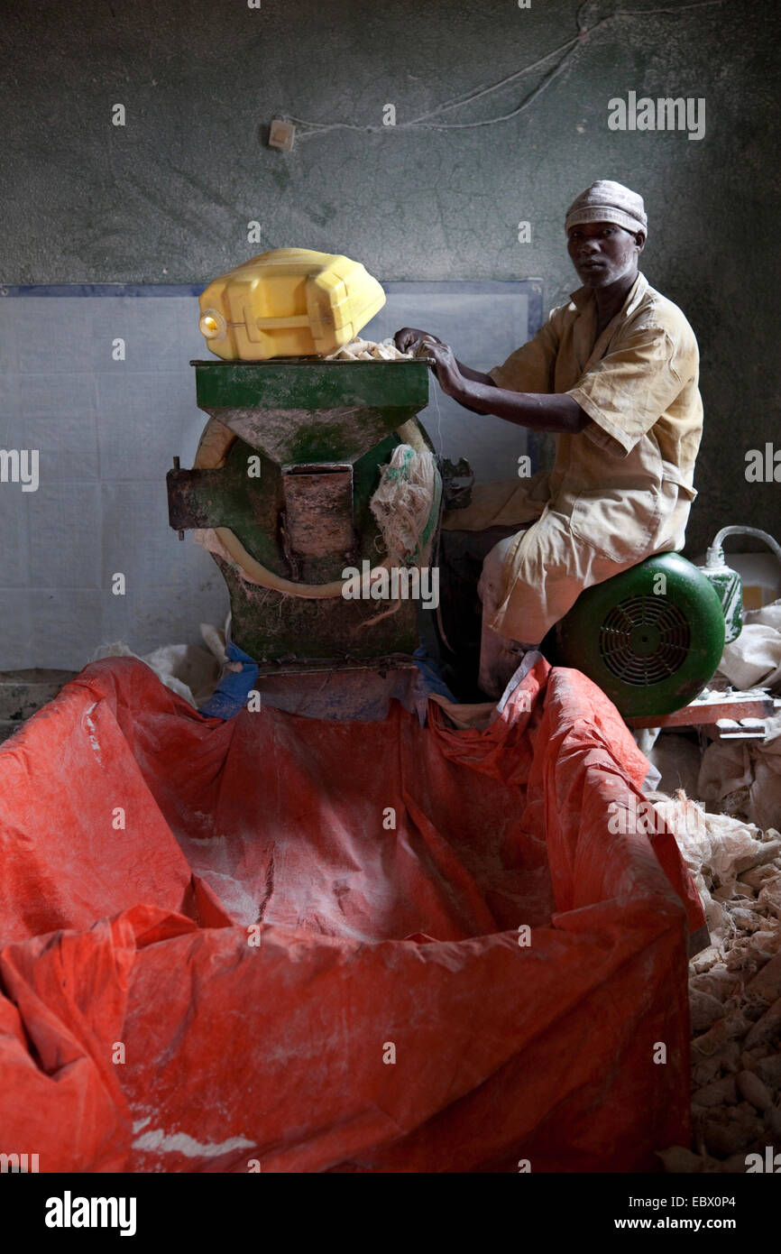 Travailleur dans une petite usine qui produit de la farine locale de la farine de manioc, du Rwanda, de Nyamirambo, à Kigali Banque D'Images