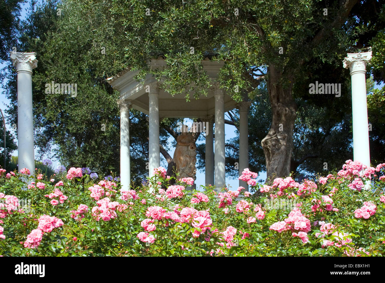 Jardin de la Villa Ephrussi de Rothschild avec des répliques de meubles anciens et collums pavillon avec la sculpture, de la France, Villefranche-sur-Mer Banque D'Images