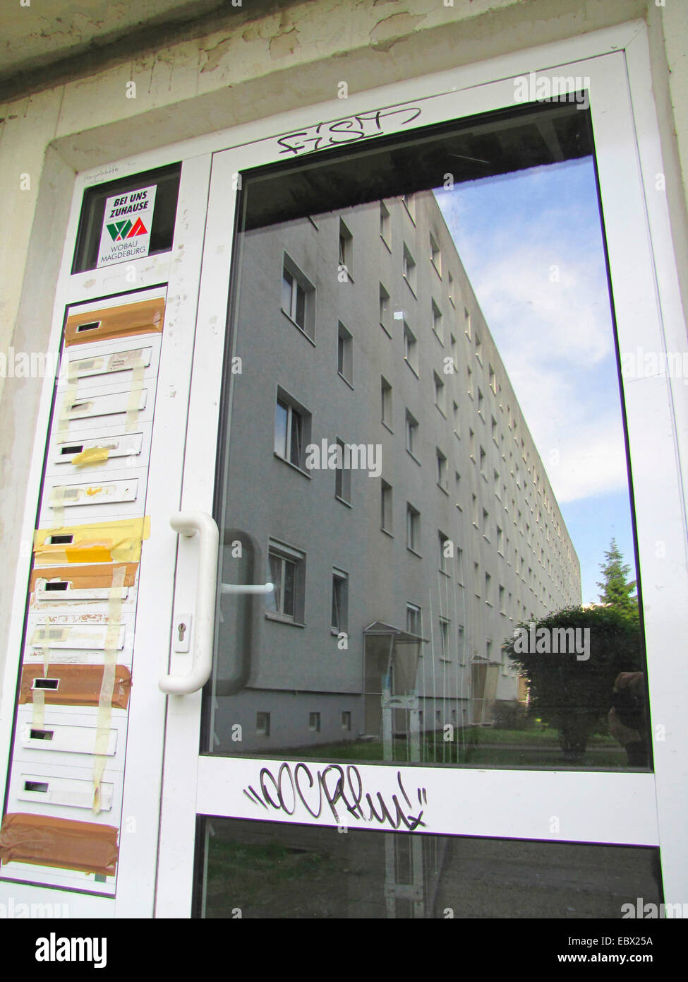Porte d'entrée dans une zone de lotissement, qui se traduit par un bloc d'appartement, de l'Allemagne, de Mecklembourg-Poméranie-Occidentale, Magdeburg Banque D'Images