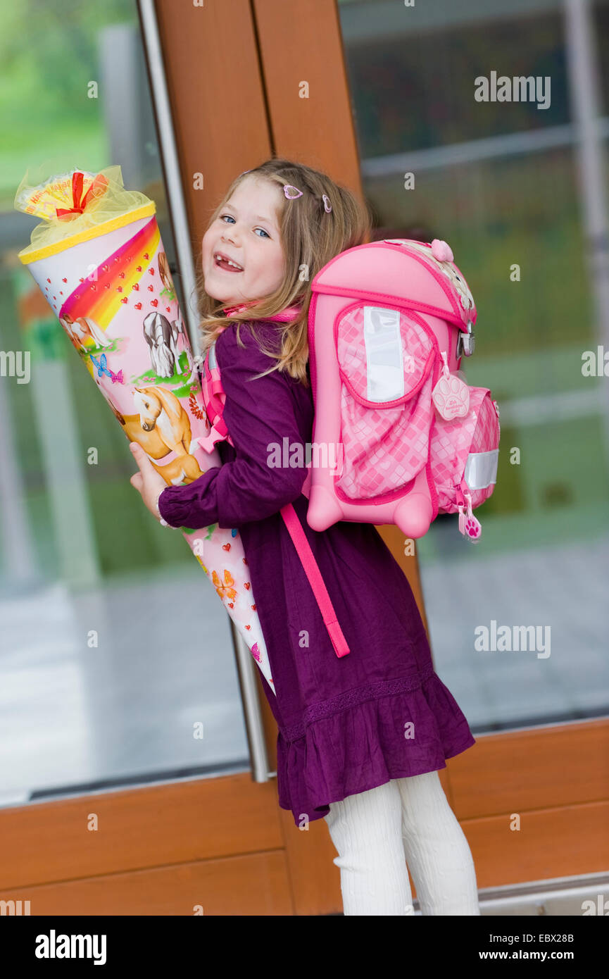 Enfant à partir de l'école et l'école avec cône satchel, Autriche Banque D'Images