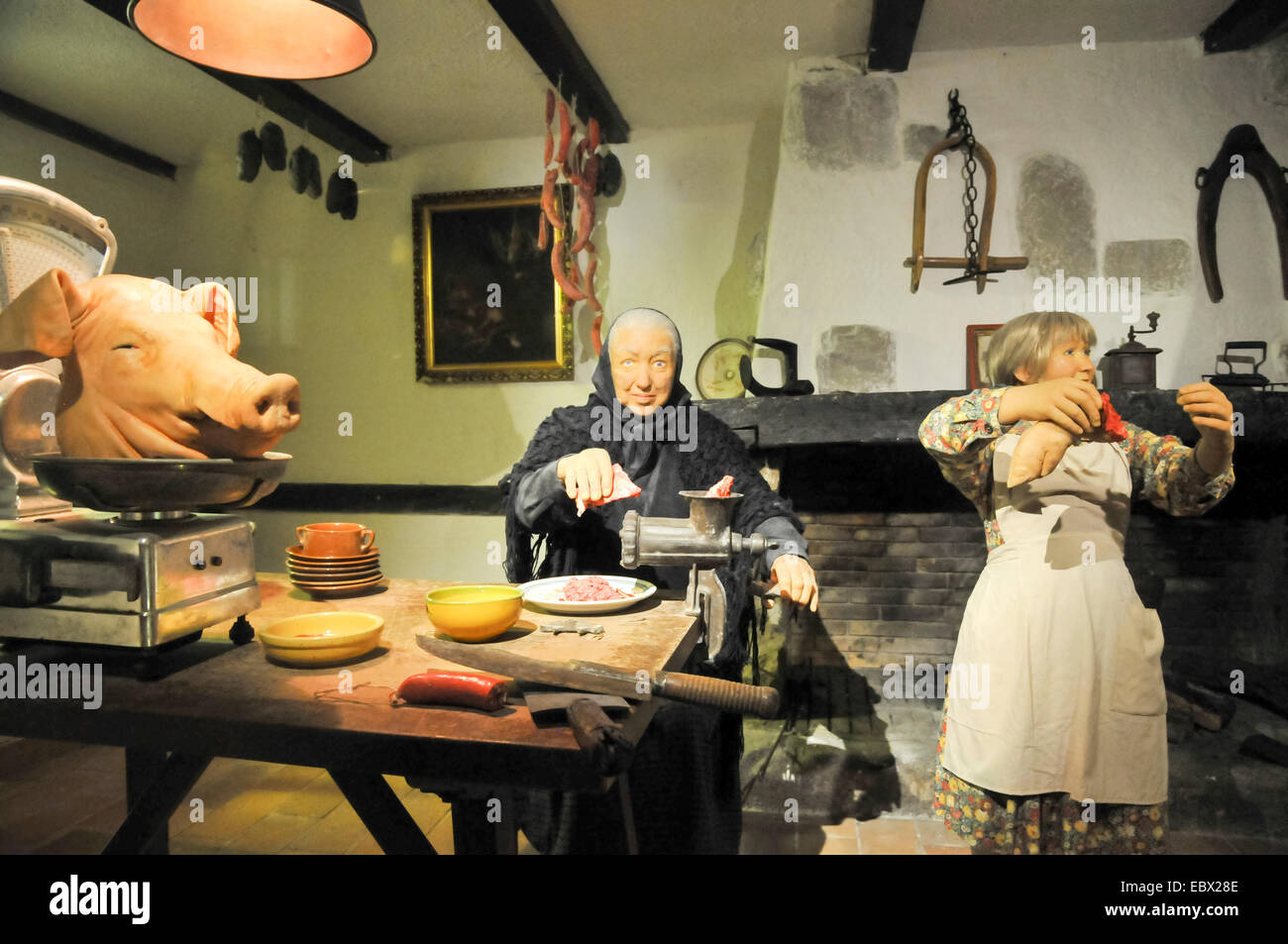 Les femmes dans une cuisine traditionnelle de la vie à la campagne à Bodega El Paratge wine shop et musée situé près de Tossa de Mar et L Banque D'Images