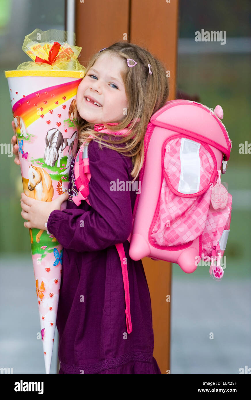 Enfant à partir de l'école et l'école avec cône satchel, Autriche Banque D'Images