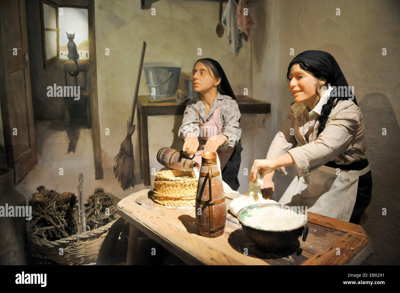 Les femmes dans une cuisine traditionnelle de la vie à la campagne à Bodega El Paratge wine shop et musée situé près de Tossa de Mar et L Banque D'Images