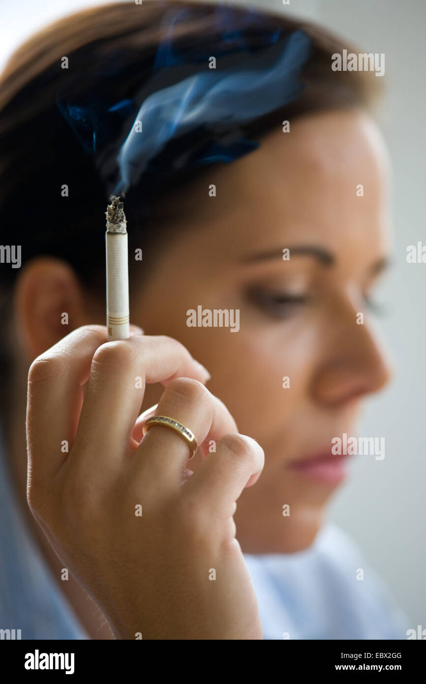Femme fumant une cigarette Banque D'Images
