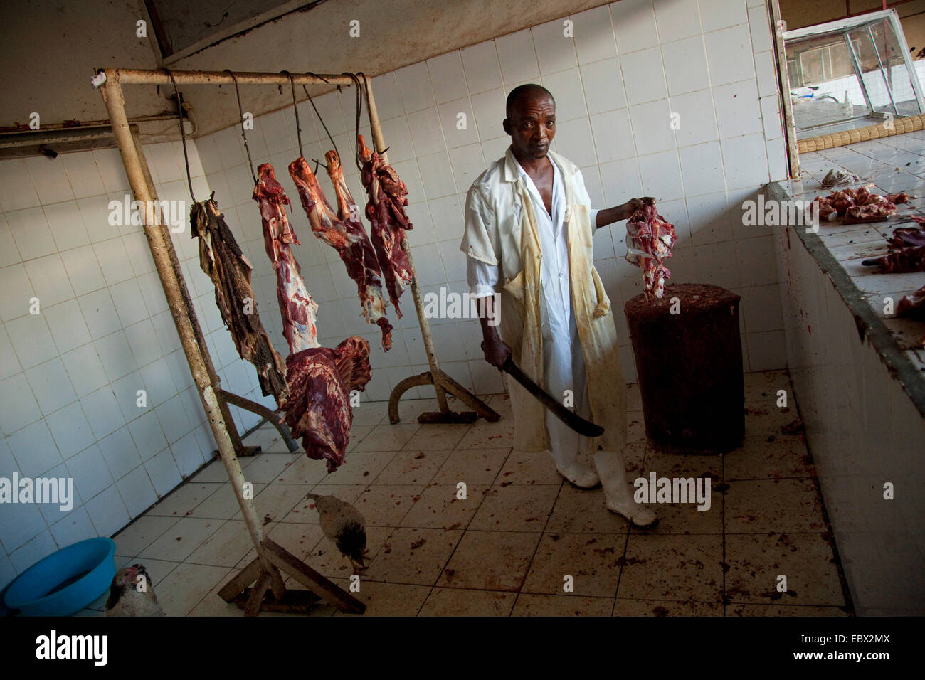 Couper la viande de boucherie sur un rondin de bois, le Rwanda, Kigali, Nyamirambo Banque D'Images