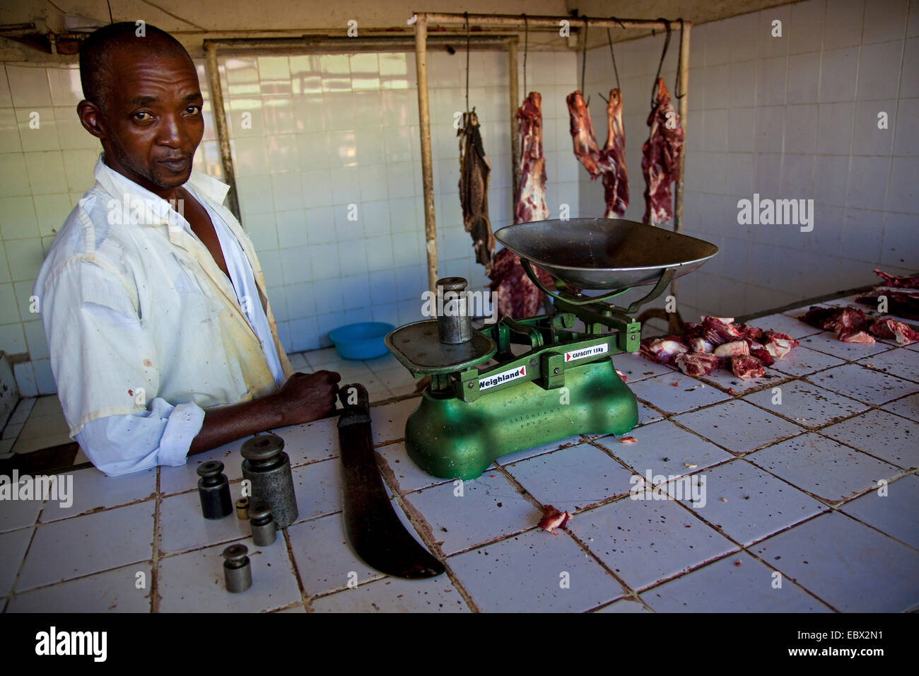 Butcher debout à côté échelle, Rwanda, Kigali, Nyamirambo Banque D'Images
