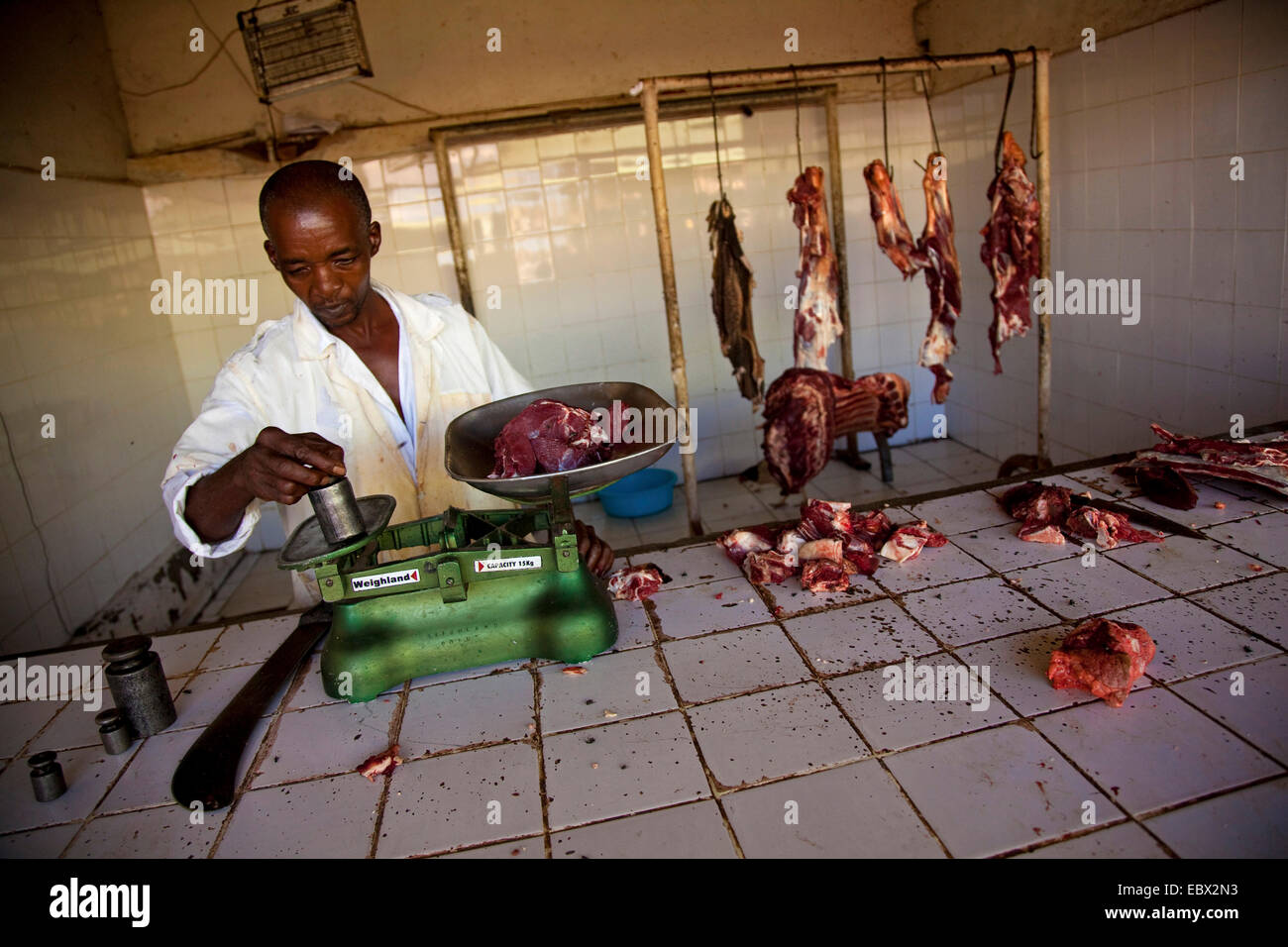 La viande de boucherie pesant sur une échelle, le Rwanda, Kigali, Nyamirambo Banque D'Images