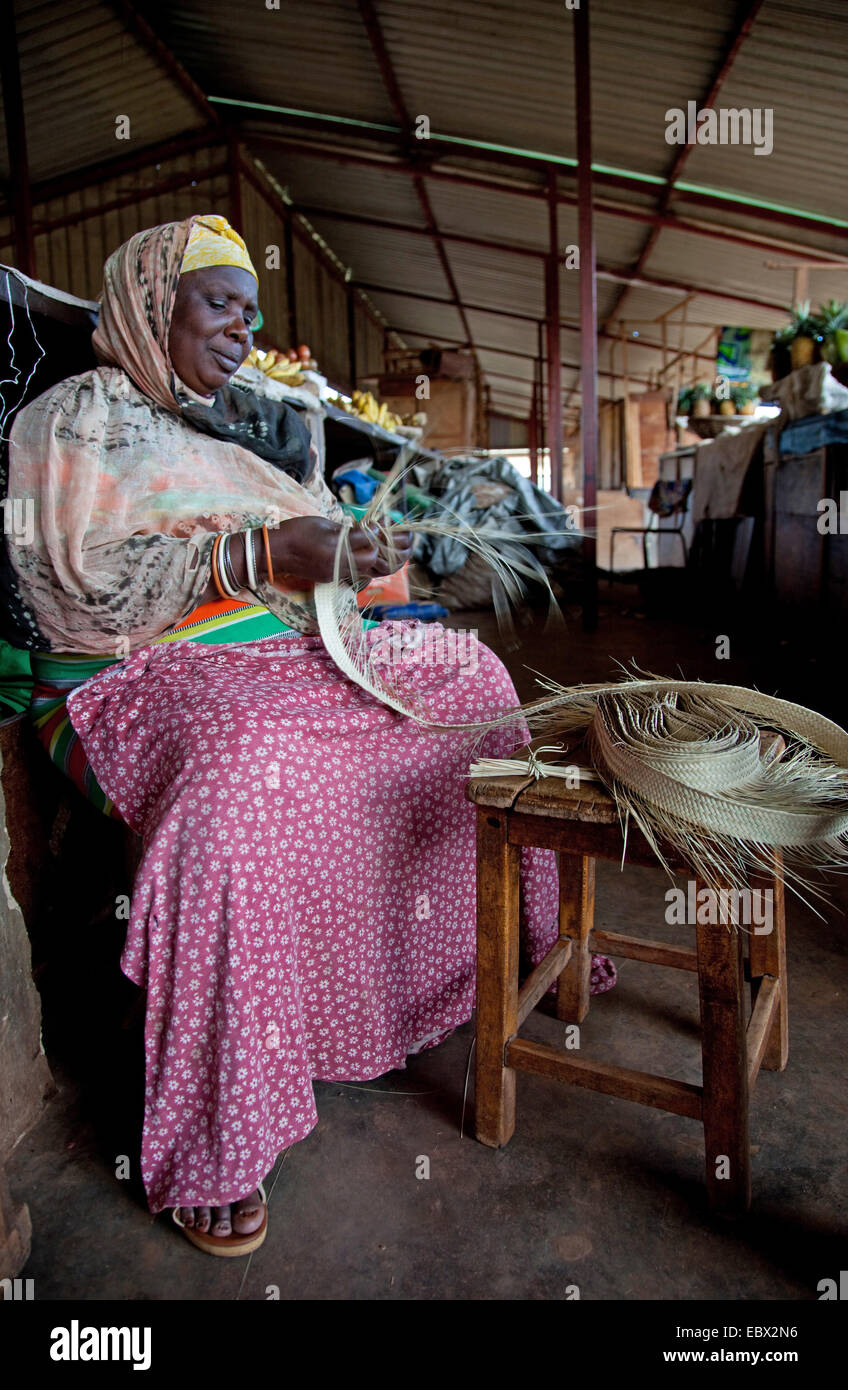 Femme panier tressage sur un marché, au Rwanda, Kigali, Nyamirambo Banque D'Images