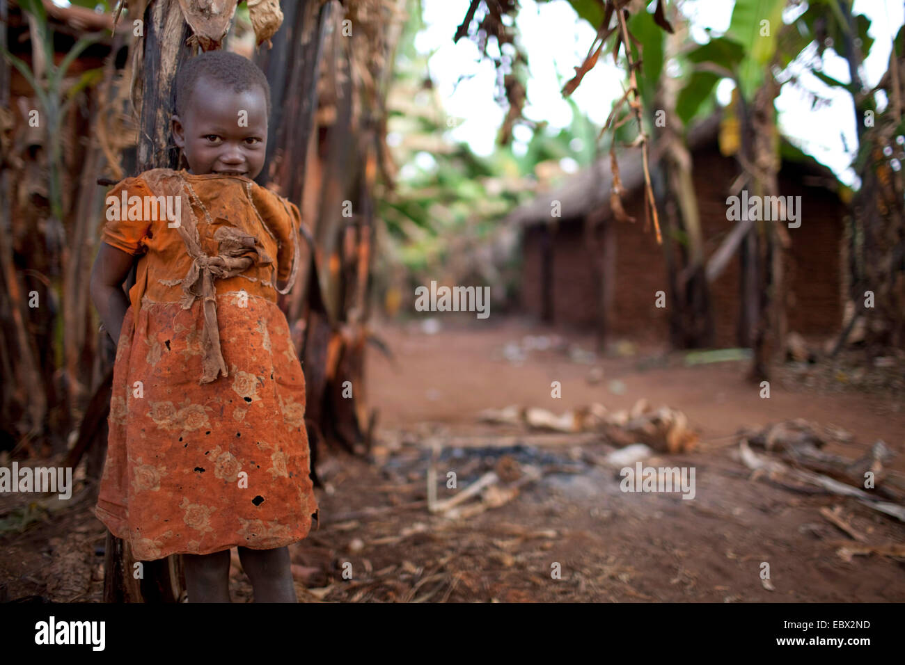 Little Girl standing in front of plant de banane, Burundi, Karuzi, Buhiga Banque D'Images