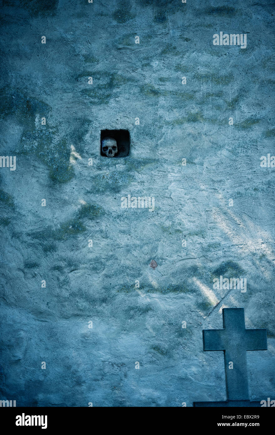 Mur de pierre avec crâne et tombstone. Image conceptuelle de la mort et l'horreur. Banque D'Images
