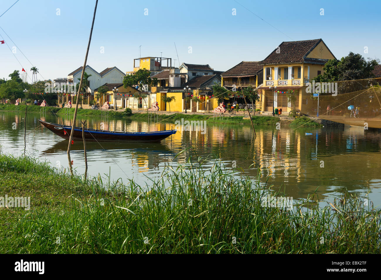 Scène de rivière de Hoi An au Vietnam avec bateau de pêche traditionnel. Banque D'Images