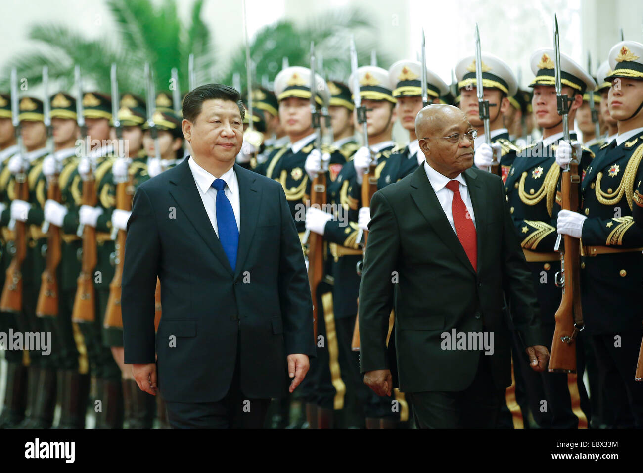 Beijing, Chine. 08Th Nov, 2014. Xi Jinping se félicite de l'Afrique du Sud le président Zuma en visite en Chine dans le Grand Hall du Peuple à Beijing, Chine, le 04 décembre, 2014. © TopPhoto/Alamy Live News Banque D'Images