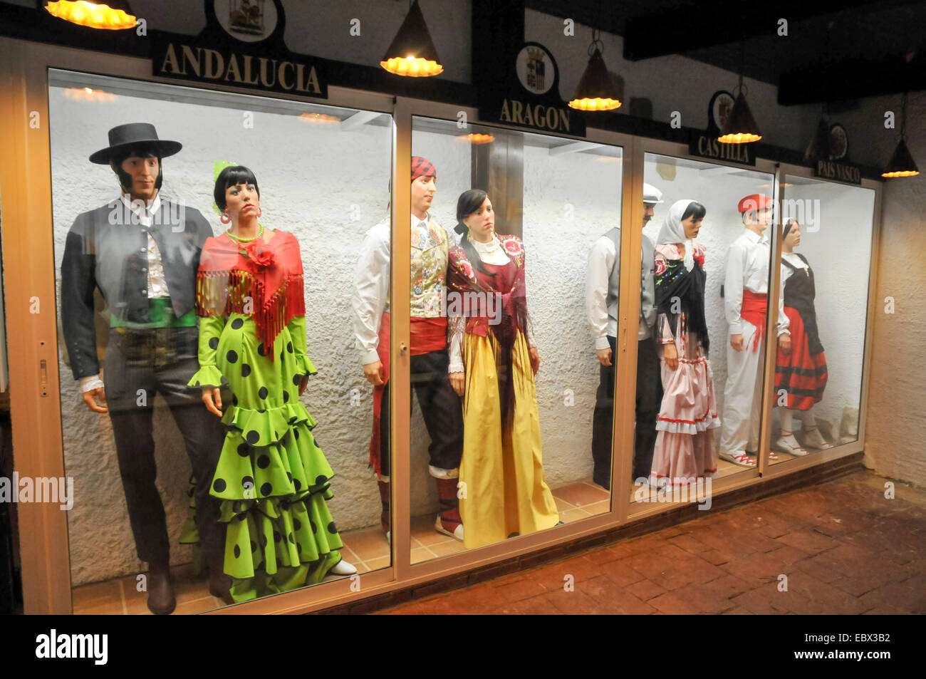 Affichage des vêtements traditionnels espagnols de différentes régions Banque D'Images