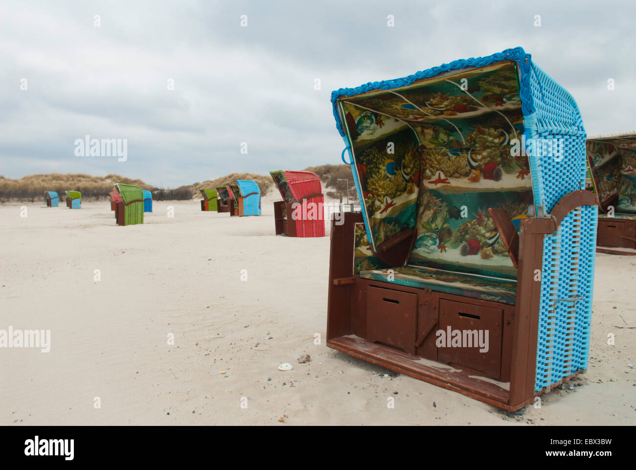 De plage multicolores à un sombre jour de pluie, l'Allemagne, Schleswig-Holstein, Helgoland Banque D'Images