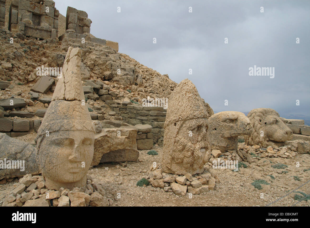 Les chefs de plus de statues grandeur nature des rois et des divinités à l'ancienne sanctum et tombe au Mont Nemrut, la Turquie, l'Anatolie, Taurusgebirge Banque D'Images