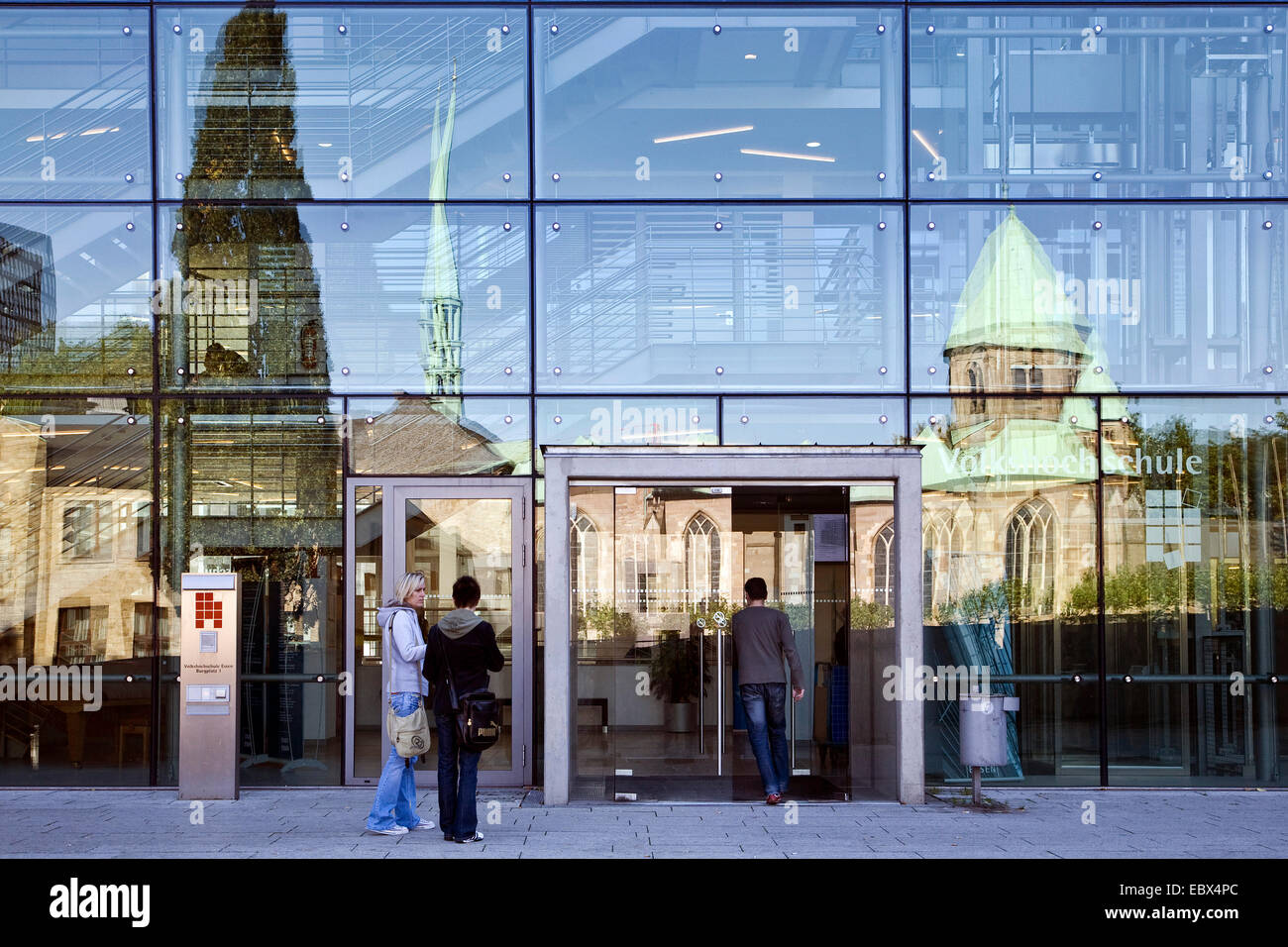 Cathédrale d'Essen se reflétant dans la façade en verre moderne de la Volkshochschule à Essen, Allemagne, centre-ville de Rhénanie du Nord-Westphalie, région de la Ruhr, à Essen Banque D'Images