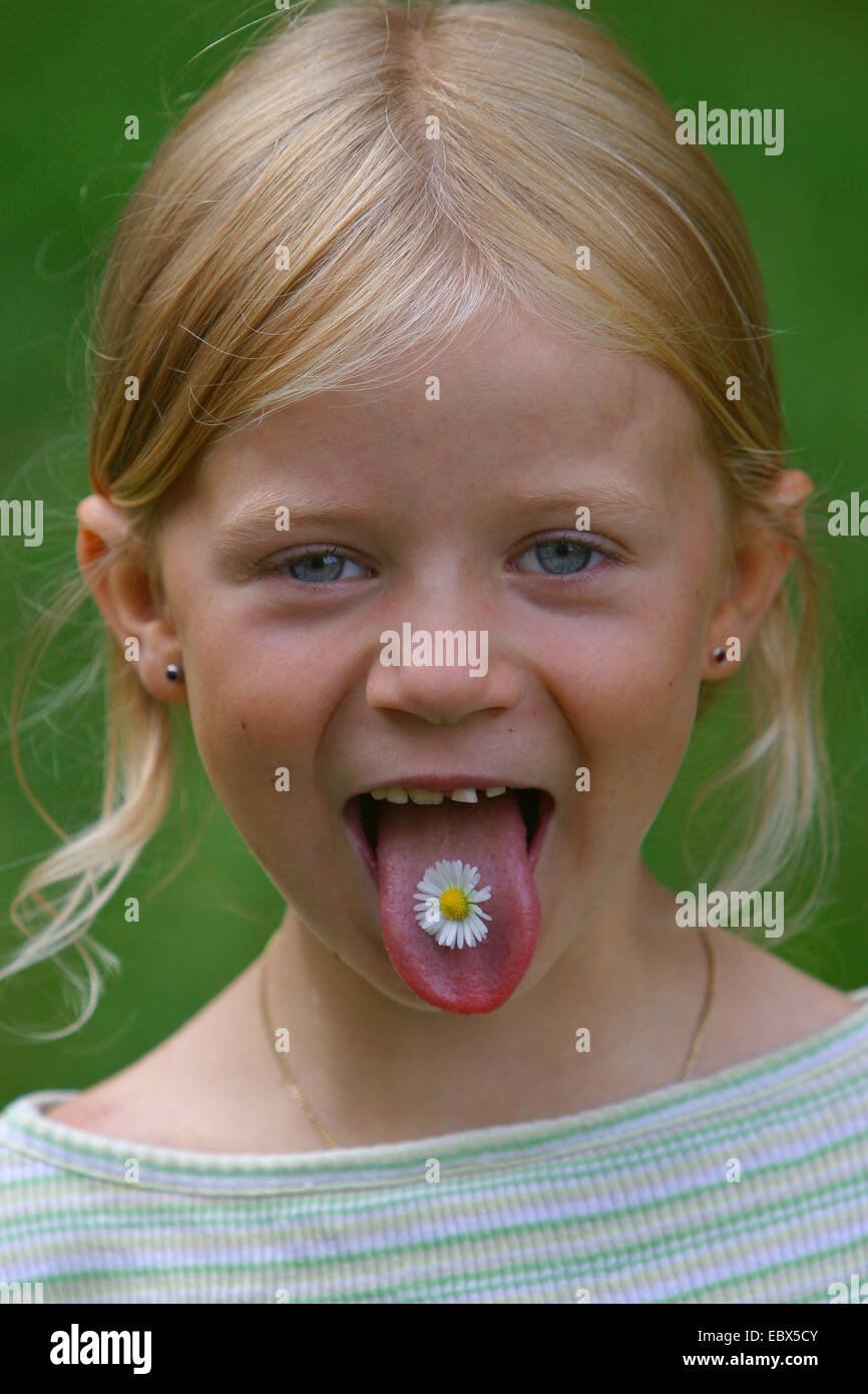 Marguerite commune, pelouse, Daisy Daisy (Anglais) Bellis perennis, fille avec une fleur sur sa langue, Allemagne Banque D'Images