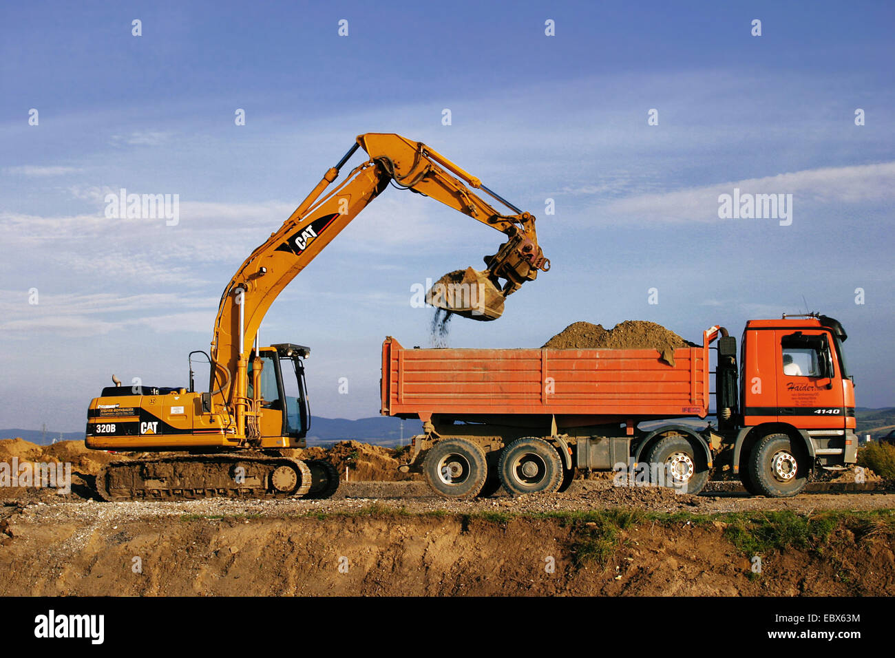 Camion chargé de l'excavateur sur un chantier Banque D'Images