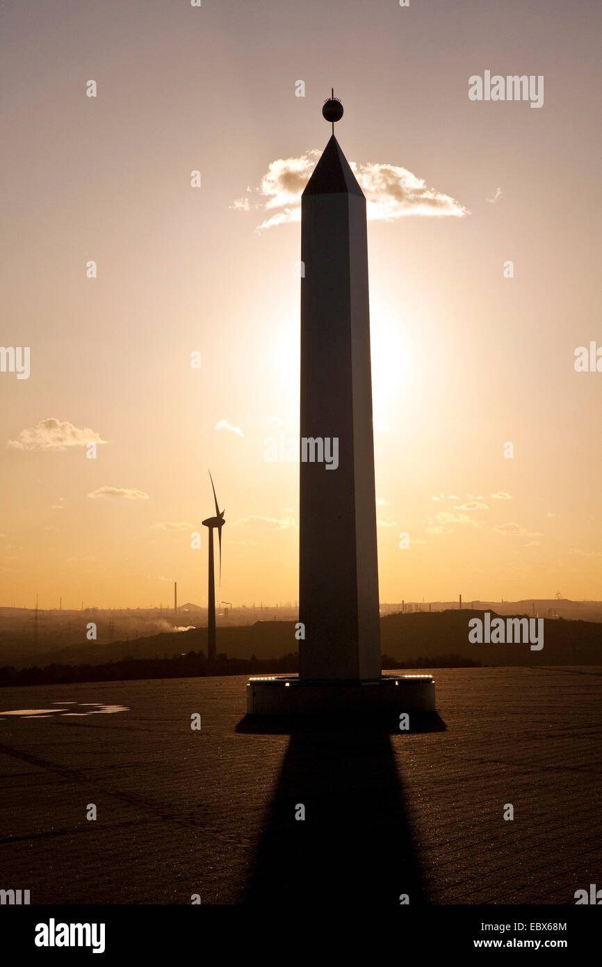 Obélisque de 'Cadran solaire Horizontal' et éolienne sur coincé pile Hoheward, Allemagne, Rhénanie du Nord-Westphalie, Ruhr, Herten Banque D'Images