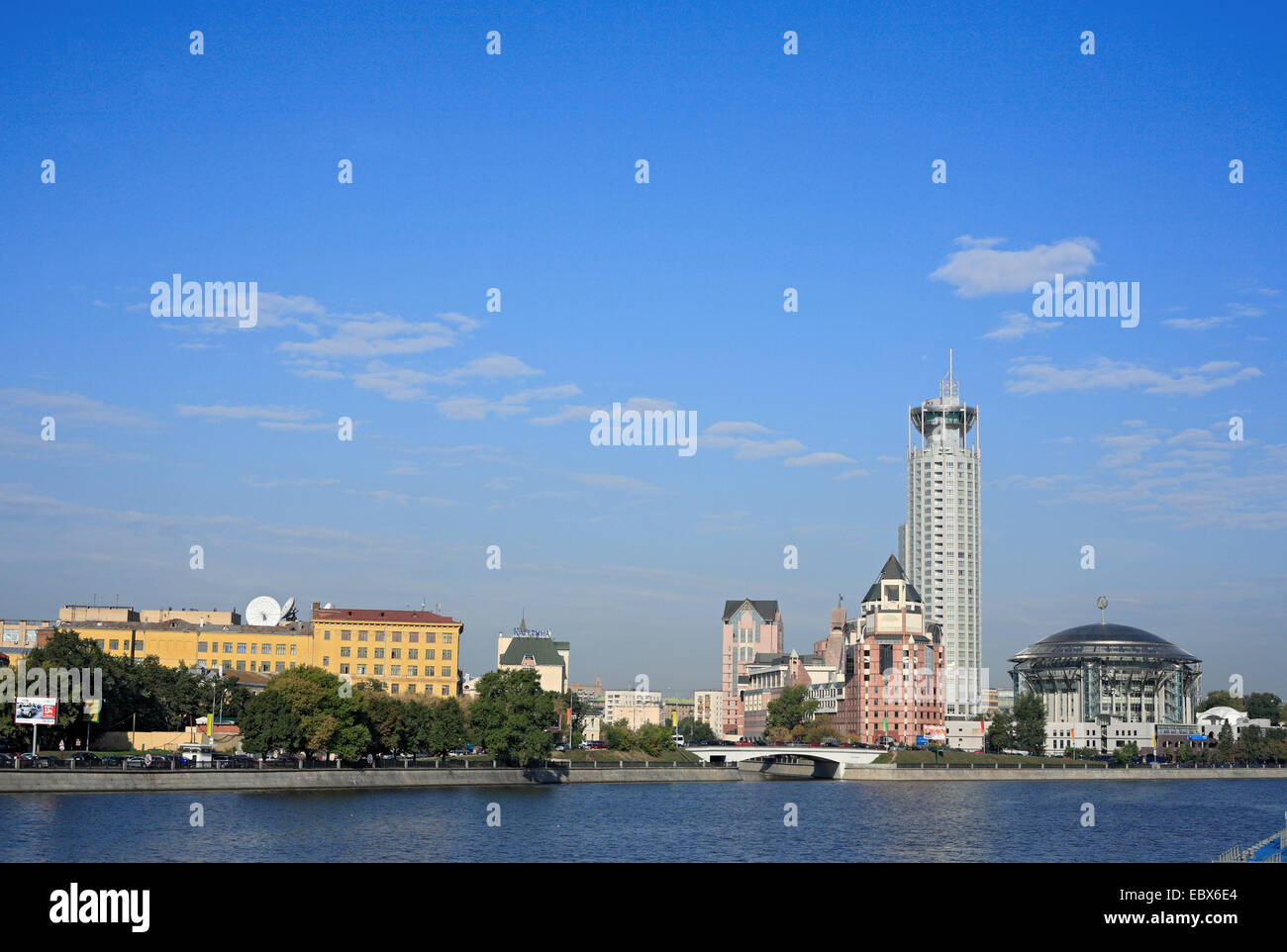 Bâtiment moderne avec la Maison de la musique, voir à partir de la rivière Moskva, Russie, Moscow Banque D'Images