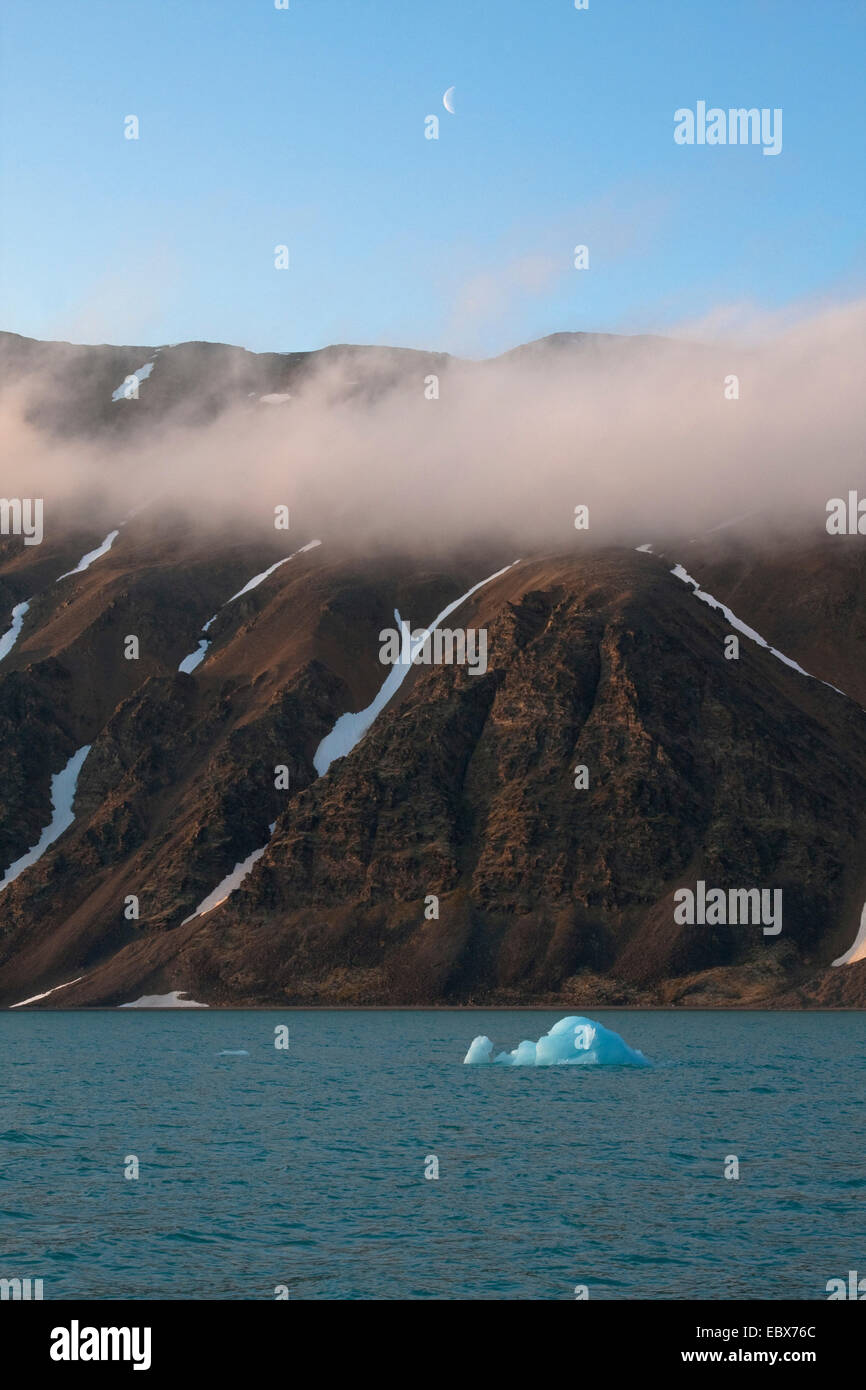 Peu d'iceberg en face de la Norvège, Svalbard, Krossfjorden, Banque D'Images