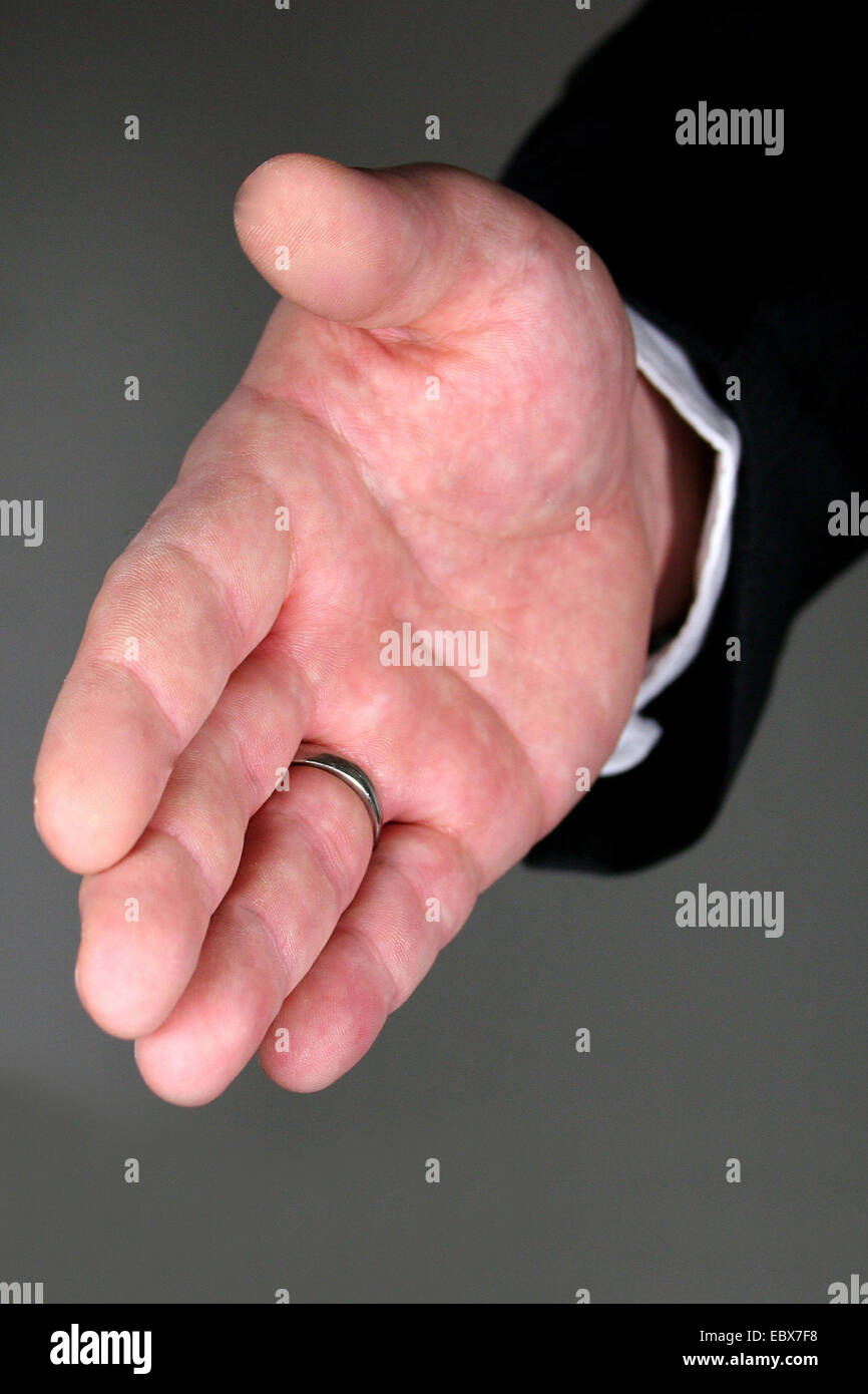 Poignée de main, l'homme d'affaires avec une main ouverte prête à conclure un accord isolé Banque D'Images