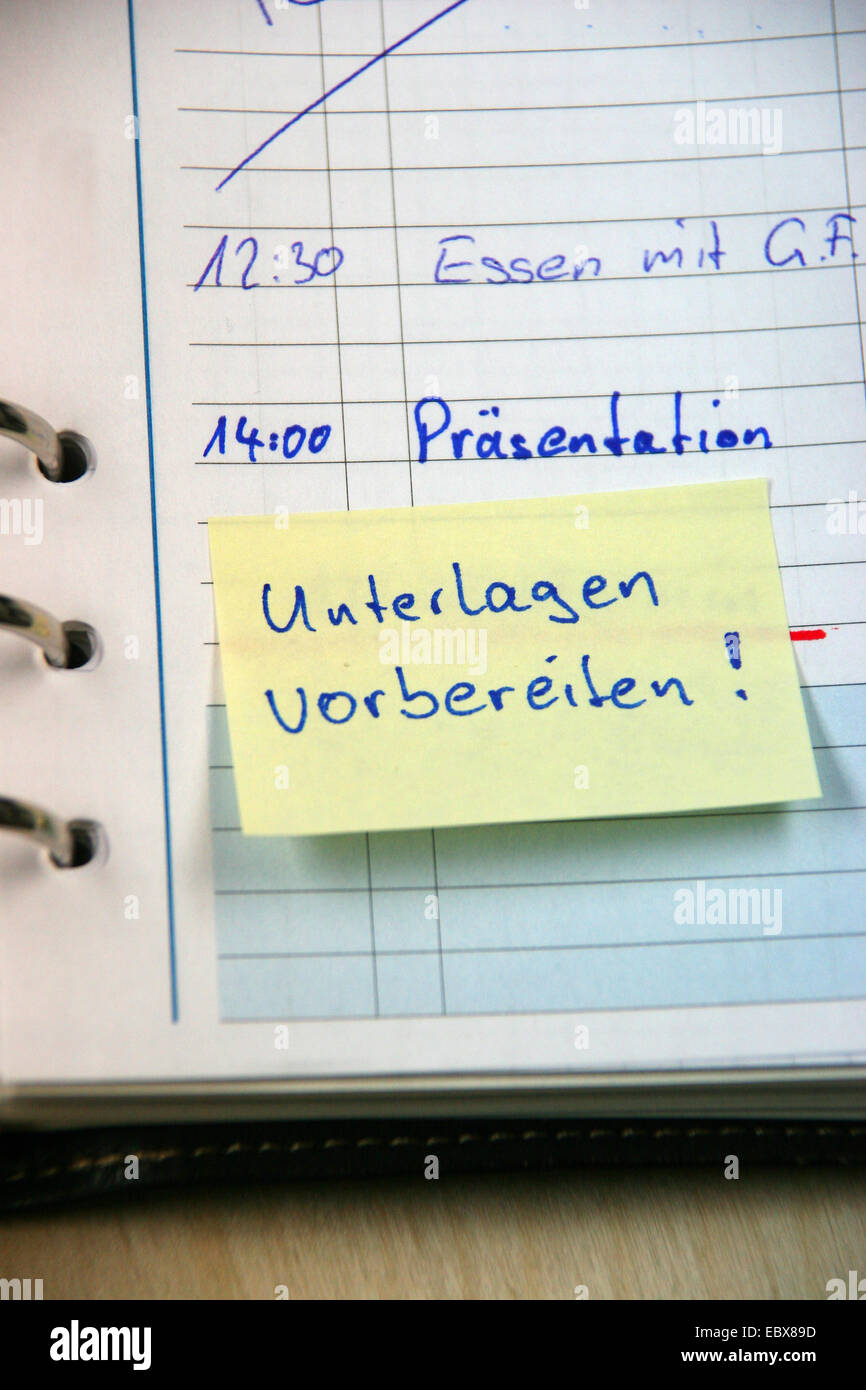 Journal intime avec l'étiquette adhésive 'Préparer les documents" Banque D'Images