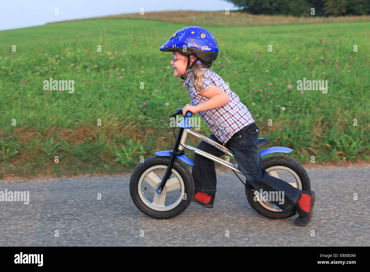 Fille avec casque sur une roue, Suisse Banque D'Images