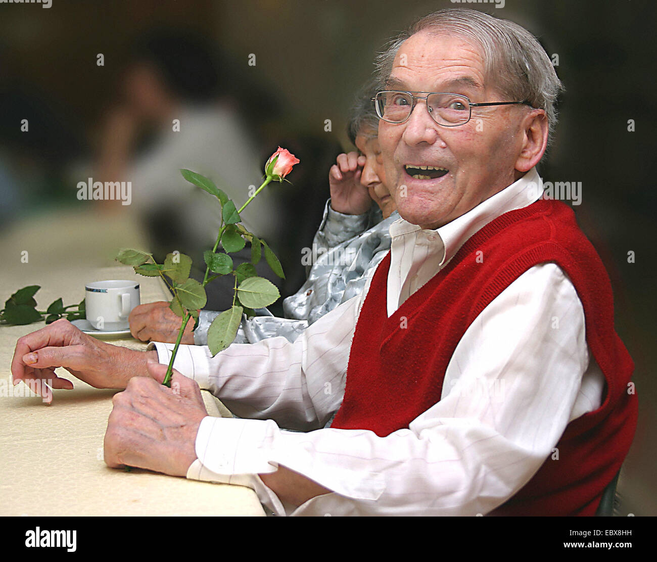 Vieil homme avec une rose Banque D'Images