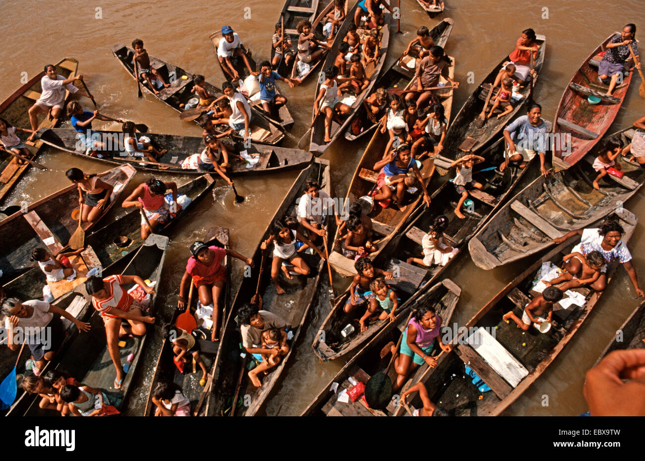 Autochtones dans des bateaux sur l'Amazonas, Brésil Banque D'Images